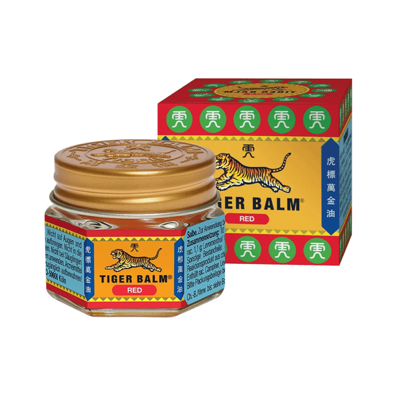 Tiger Balm (Bálsamo Vermelho) 19g para alívio de dores musculares e articulares. Frasco de Tiger Balm, conhecido como Bálsamo de Tigre Vermelho, num frasco pequeno de vidro com tampa dourada. A embalagem externa é vibrante, nas cores vermelho, amarelo e verde, com um desenho de um tigre em destaque, representando a marca. Este bálsamo tradicional, famoso pela sua fórmula à base de plantas, é utilizado para aliviar dores musculares, articulares e para aquecer a área aplicada, promovendo conforto e relaxamento.