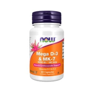 frasco do suplemento Mega D-3 e MK-7 da marca Now, com 60 cápsulas. O rótulo é predominantemente laranja e roxo, destacando as dosagens de 5000 IU de vitamina D3 e 180 mcg de vitamina K2 (MenaQ7). O suplemento é indicado para suporte ósseo e cardiovascular, sendo ideal para promover a saúde dos ossos e ajudar a prevenir calcificações arteriais. O design do frasco inclui detalhes sobre as vitaminas e as suas funções principais para o corpo.