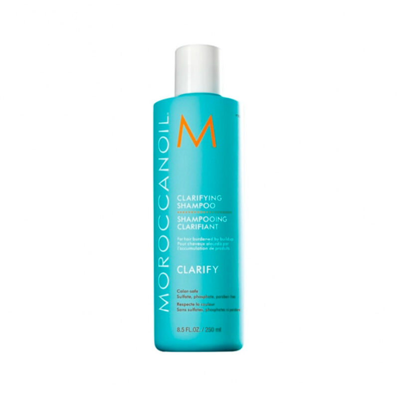 O Champô Clarifying da Moroccanoil limpa profundamente o cabelo, removendo resíduos de produtos, cloro e impurezas. Deixa o cabelo fresco, leve e brilhante. É seguro para cabelos pintados e tem óleo de argão para hidratar. Ideal para usar de vez em quando para uma limpeza extra.