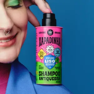 Xapadinha Shampoo Anti-Quebra de 250ml da marca Lola. É um Shampoo luxuoso com escudo protetor que suaviza e reduz a quebra dos cabelos em até  57%*, além de proporcionar brilho e fácil desembaraço.