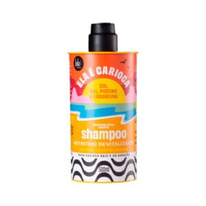 O Carioca Shampoo Nutritivo Revitalizante 500ml da Lola é um shampoo que limpa suavemente enquanto nutre e revitaliza os fios. Sua fórmula rica em ingredientes nutritivos ajuda a restaurar a hidratação e a vitalidade dos cabelos, deixando-os macios, brilhantes e saudáveis.