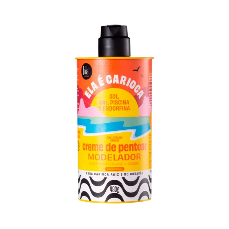 O Carioca Creme de Pentear Modelador 480g da Lola define e hidrata os fios, controlando o frizz e proporcionando brilho e maciez. Ideal para cabelos ondulados, cacheados ou crespos, mantém a forma e a suavidade dos fios.