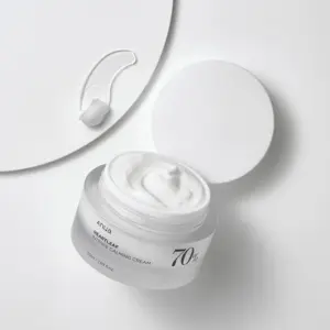 Creme facial com 70% de extrato de Houttuynia cordata, ceramidas e pantenol. Hidrata profundamente, acalma a pele sensível e fortalece a barreira cutânea.