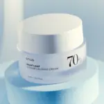 Creme facial com 70% de extrato de Houttuynia cordata, ceramidas e pantenol. Hidrata profundamente, acalma a pele sensível e fortalece a barreira cutânea.