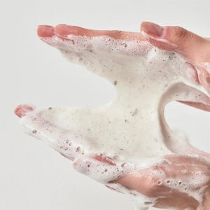 Heartleaf Quercetinol Espuma de Limpeza 150ml Anua, espuma facial com heartleaf, quercetina e BHA para limpar poros, impurezas e excesso de sebo.