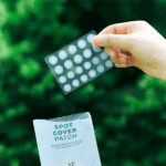 Embalagem do Spot Cover Patch Tea-Trica com 22 adesivos da Skin1004, tratamento localizado para acne com ação calmante