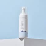 Frasco da 1025 Dokdo Espuma Facial de Limpeza 150ml da Round Lab, limpador suave e hidratante para todos os tipos de pele.