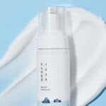 Frasco da 1025 Dokdo Espuma Facial de Limpeza 150ml da Round Lab, limpador suave e hidratante para todos os tipos de pele.