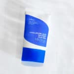 Frasco do Gel Solar Aquoso de Ácido Hialurónico SPF50 50ml da Isntree, protetor solar leve e hidratante para o rosto.