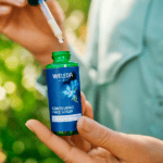 Sérum facial redensificante Weleda 30ml com genciana azul e edelweiss para regenerar e firmar a pele madura