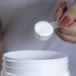 Pote de Creatina Monohidratada em pó 300g da Vitafor, suplemento nutricional para força, energia e ganho de massa muscular.