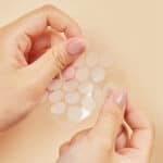 Patches Master Patch Basic da Cosrx em embalagem com 90 adesivos transparentes para imperfeições.