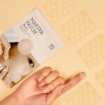 Patches Master Patch Basic da Cosrx em embalagem com 90 adesivos transparentes para imperfeições.