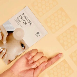 Patches Master Patch Basic da Cosrx em embalagem com 90 adesivos transparentes para imperfeições.