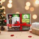 Infusão ayurvédica Tulsi Cinnamon Giloy Organic India em embalagem de Natal, com mistura herbal biológica e elementos festivos.