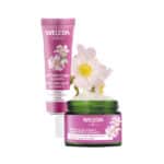 Pack Weleda de cuidado facial alisante e iluminador, com creme e sérum em embalagens naturais.