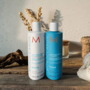Set reparador e hidratante Moroccanoil com champô, condicionador e tratamento de óleo de argão para nutrir e fortalecer o cabelo.