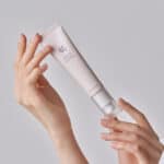 Sérum Revive Eye Ginseng + Retinal de 30ml da Beauty of Joseon em bisnaga, formulado para iluminar e suavizar a zona do contorno dos olhos.