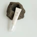 Sérum Revive Eye Ginseng + Retinal de 30ml da Beauty of Joseon em bisnaga, formulado para iluminar e suavizar a zona do contorno dos olhos.