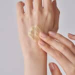 Sérum Revive Eye Ginseng + Retinal de 30ml da Beauty of Joseon em bisnaga, formulado para iluminar e suavizar a zona do contorno dos olhos.