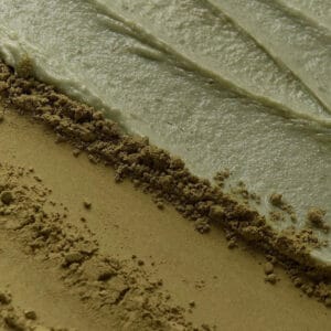 Fresh Green Rice Mochi Cleanser 120g da Arencia em embalagem verde, gel de limpeza facial com arroz verde.