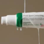 Sérum Dark Spot Correcting Glow 50ml da Axis-Y em frasco pump, formulado para ajudar a uniformizar manchas e iluminar a pele.