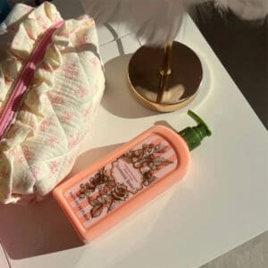 Loção Corporal All Day Lily 345ml Nature Republic com extrato de lírio e fragrância floral.