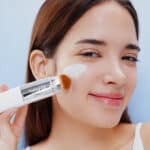 Base em Stick Blanc Cover Cream Light 13 g da Elroel, base cremosa em stick de tom claro para uniformizar a tez e facilitar a aplicação da maquilhagem.